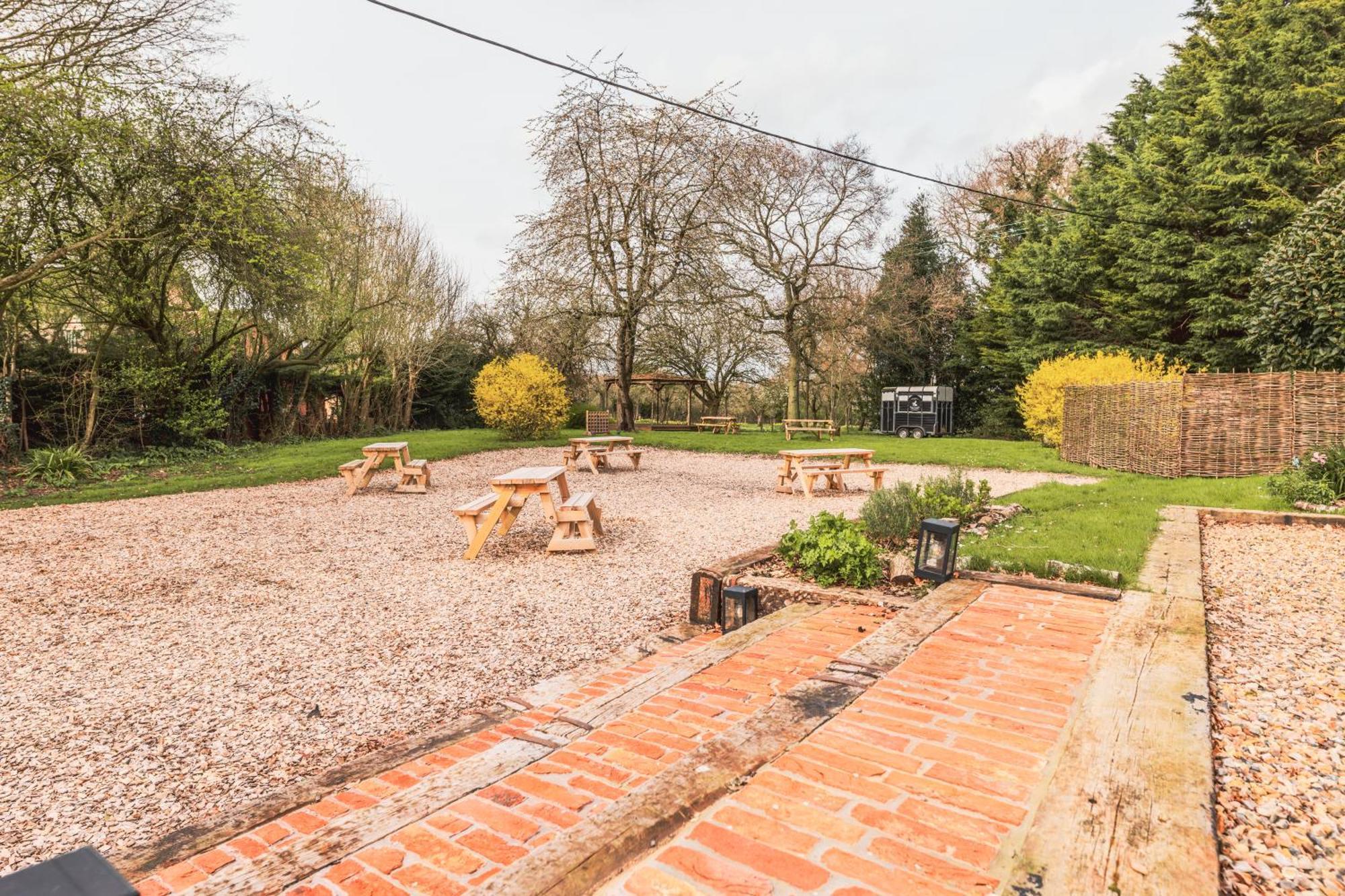 The Auberge Yaxley  Extérieur photo